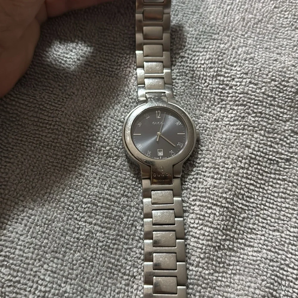 Authentic Men's Gucci Watch 8900M with COA